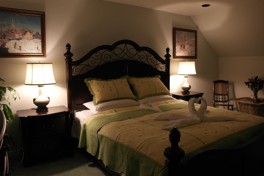 Rose Garden Bed And Breakfast Toronto Room photo